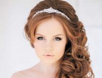 Fashionable wedding hairstyles in Greek style