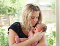Как нужно держать на руках новорожденного