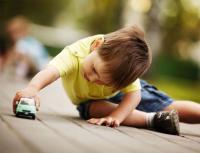 6 paprasti žingsniai, kaip išmokyti vaiką žaisti savarankiškai